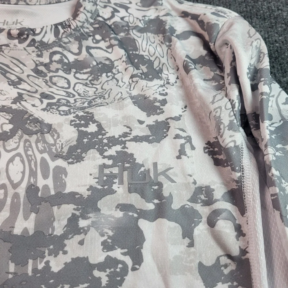 Huk Fishing Long Sleeve Performance Shirt Mens Small Camo Gray White